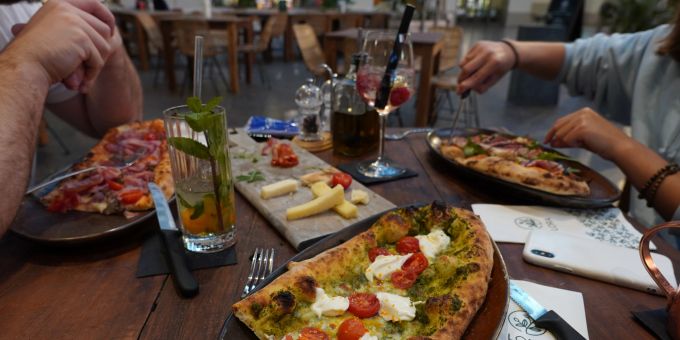 Das Restaurant LORA im Basler Hauptbahnhof schafft den Spagat zwischen exklusiven Drinks und neapolitanischen Pizzen. nau