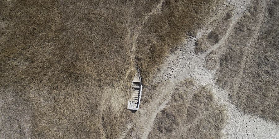 Aufgrund niedriger Niederschläge und ungewöhnlich hoher Temperaturen nähert sich der Pegel des Titicacasees zwischen Peru und Bolivien seinem historischen Tiefstand. Im Bild: Ein Teil des Sees Ende Juli 2023. (Archivbild)