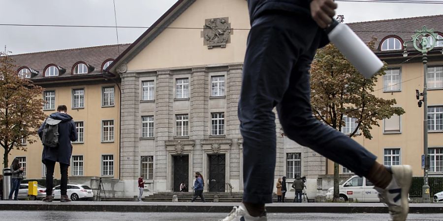Staatsanwaltschaft und Verteidiger waren sich am Bezirksgericht Zürich einig, dass eine junge Frau ihren Vater in Todesangst erschossen hat. (Symbolbild)