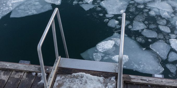 Das Baden im eiskalten Wasser soll das Immunsystem stärken. Eisbaden, Winterbaden, Kältebaden