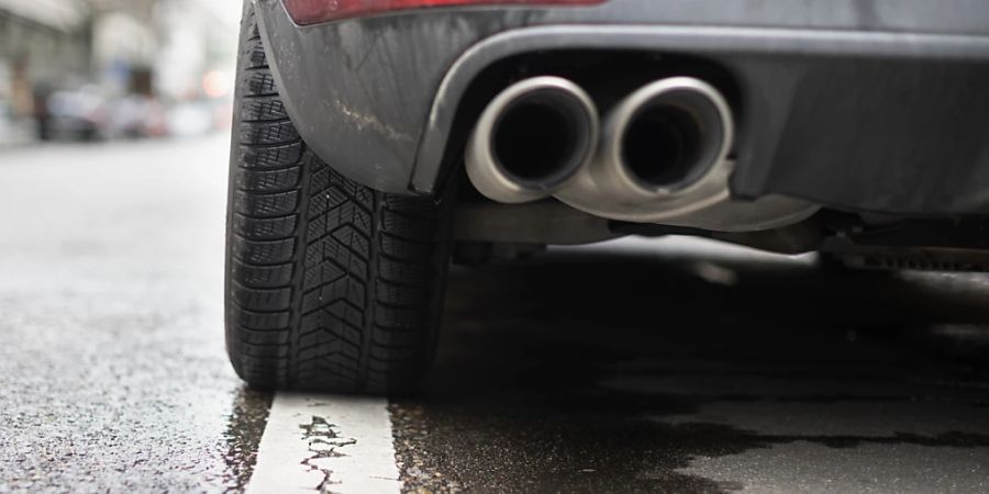 Der Ständerat will den Treibhausgas-Ausstoss aus Auspuffen von neuen Fahrzeugen ab 2030 reduzieren und dabei dem vom Bundesrat vorgespurten Weg folgen. (Themenbild)