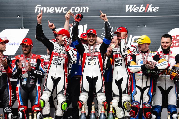 Das YART-Yamaha-Team feiert den Gewinn der Langstrecken-WM. YART Yamaha Langstrecken-WM Motorrad