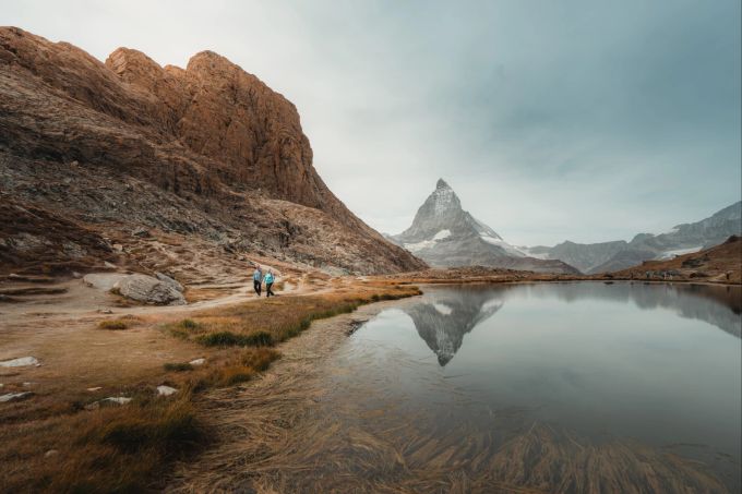 Du kannst den Riffelsee vom Gornergrat-Gipfel natürlich auch zu Fuss erreichen. Eine besonders spektakuläre Route führt zunächst dem Hohtälligrat entlang, dann hinunter zum Gornergletscher und von dort zum Riffelsee. Gornergrat Bahn