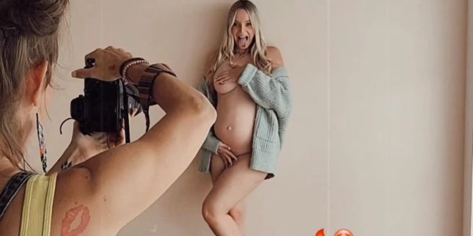 Die Freundin von Ex-Bachelor Janosch posiert nackt für ein Fotoshooting. bachelor janosch