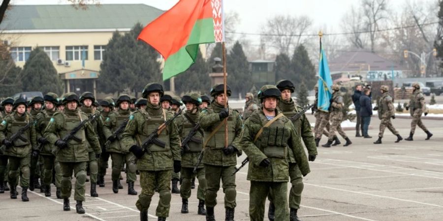 OVKS-Soldaten bei einer Zeremonie in Almaty