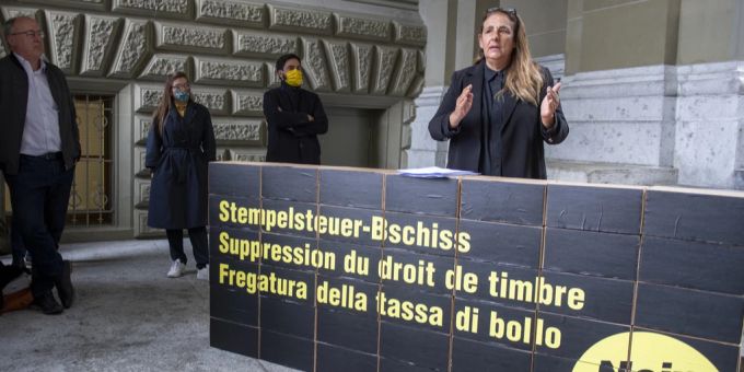 Jacqueline Badran, Nationalrätin SP, spricht bei der Einreichung der Unterschriften für das Referendum gegen die Teilabschaffung der Stempelsteuer. Stempelsteuer