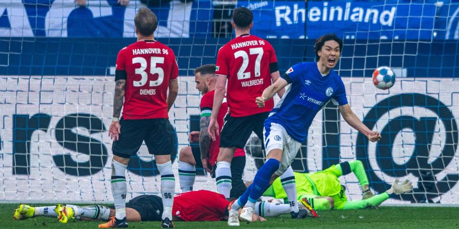 Ko Itakura (r) sorgte beim Schalke-Sieg gegen Hannover für die Führung der Königsblauen.