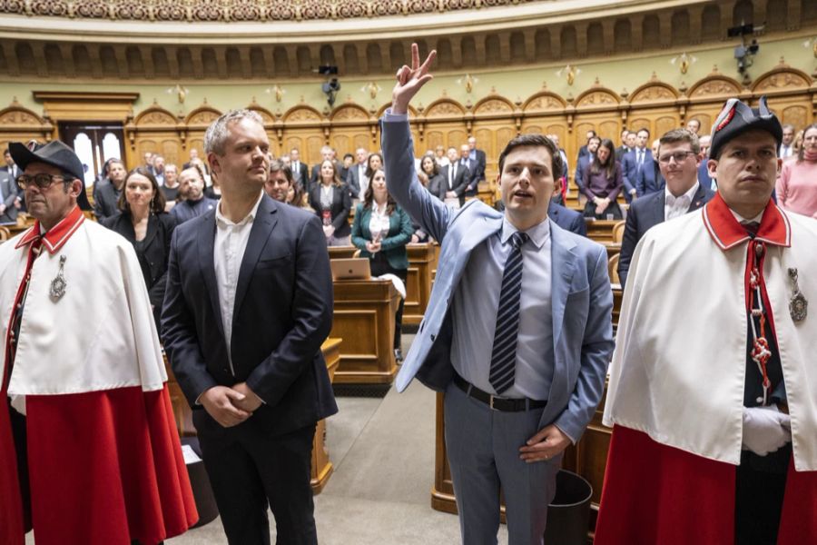 Benjamin Fischer (rechts) wurde im Februar 2022 vereidigt. Der Zürcher war früher JSVP-Präsident.