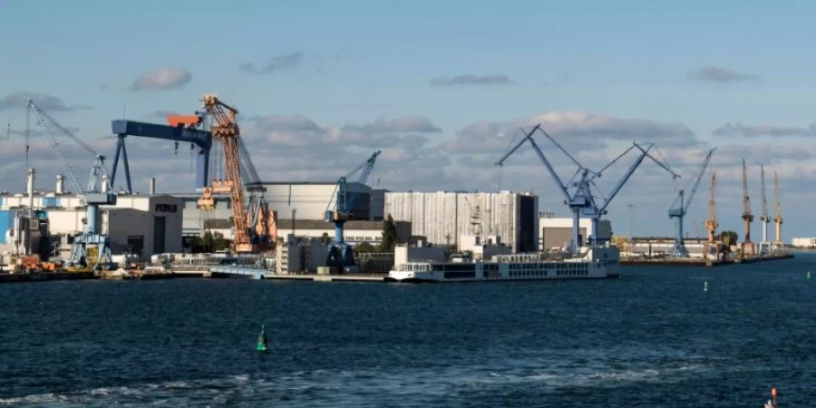 Blick auf Werftanlagen in Mecklenburg-Vorpommern