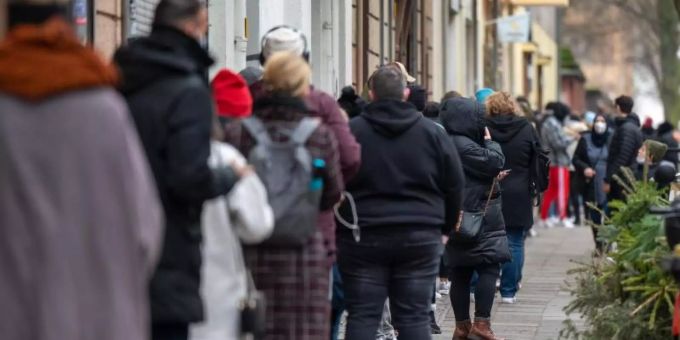 Die Gesundheitsämter meldeten nach RKI-Angaben 80.430 Fälle in 24 Stunden. Foto: Monika Skolimowska/dpa-Zentralbild/dpa Die Gesundheitsämter meldeten nach RKI-Angaben 80.430 Fälle in 24 Stunden. Foto: Monika Skolimowska/dpa-Zentralbild/dpa