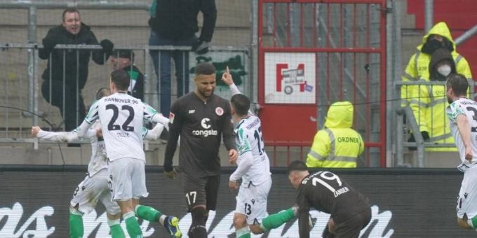 Hannovers Dominik Kaiser (3.v.r) jubelt nach seinem Treffer - der FC St. Pauli unterliegt im Heimspiel Hannover 96. Foto: Marcus Brandt/dpa Hannovers Dominik Kaiser (3.v.r) jubelt nach seinem Treffer - der FC St. Pauli unterliegt im Heimspiel Hannover 96. Foto: Marcus Brandt/dpa
