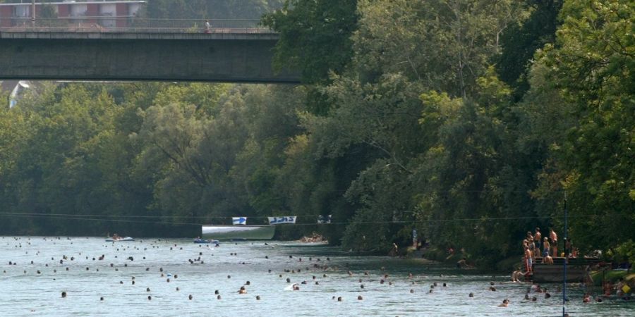Zahlreiche Schwimmer unterqueren im Sommer die Monbijoubrücke in Bern.