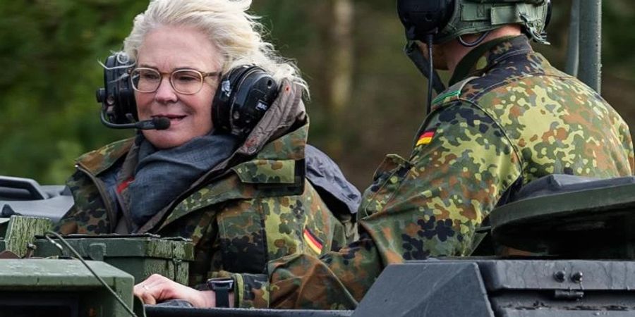 «Auf uns ist Verlass»: Christine Lambrecht in einem Gefährt der Panzerlehrbrigade 9 in Munster. Foto: Philipp Schulze/dpa