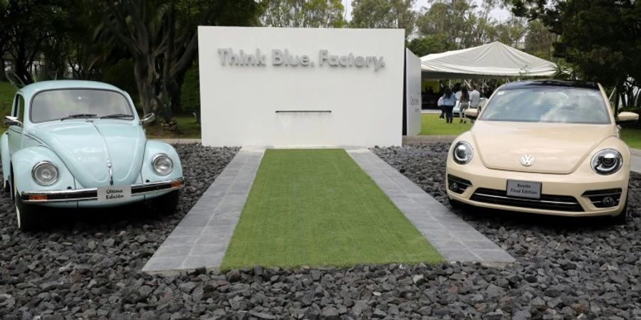 Ein VW Käfer (links) neben einem Beetle.