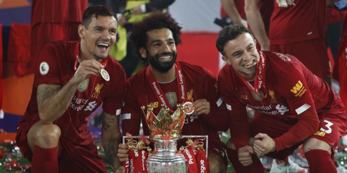 Xherdan Shaqiri freut sich mit Mohamed Salah und Dejan Lovren über den Meistertitel 2020. FC liverpool
