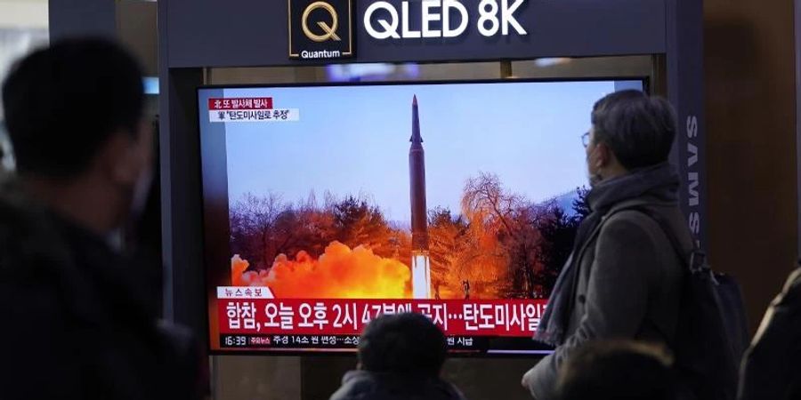 Menschen im Bahnhof von Seoul schauen auf Archivszenen eines nordkoreanischen Raketenstarts. Foto: Lee Jin-Man/AP/dpa