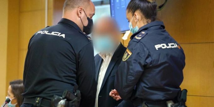 Der Angeklagte vor Beginn der Verhandlung im Gerichtssaal. Foto: Ramón De La Rocha/EFE Pool/dpa Der Angeklagte vor Beginn der Verhandlung im Gerichtssaal. Foto: Ramón De La Rocha/EFE Pool/dpa