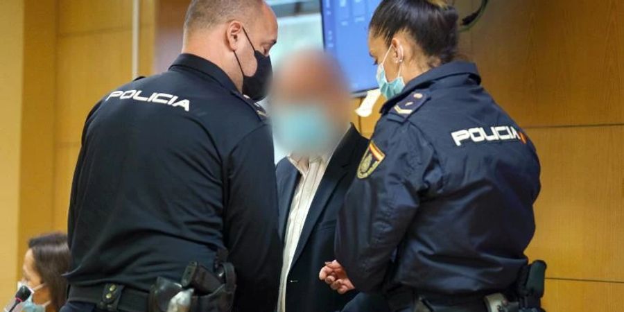 Der Angeklagte vor Beginn der Verhandlung im Gerichtssaal. Foto: Ramón De La Rocha/EFE Pool/dpa