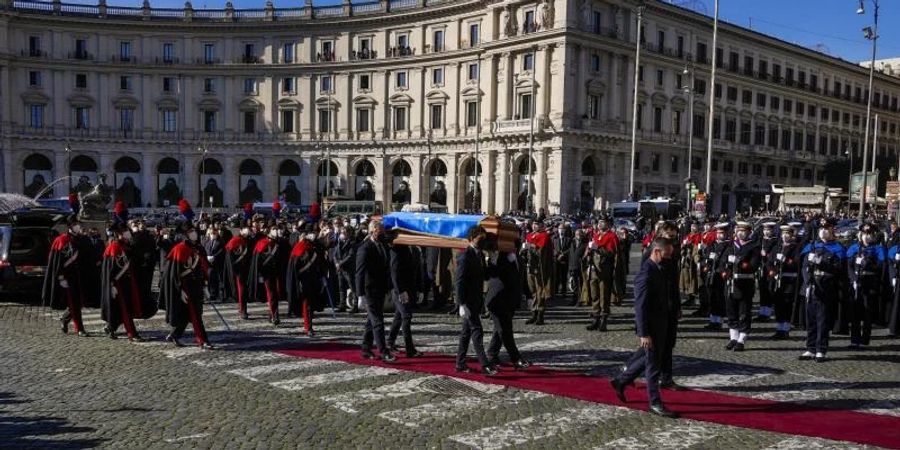 Der Sarg von David Sassoli wird durch Rom getragen. Foto: Gregorio Borgia/AP/dpa