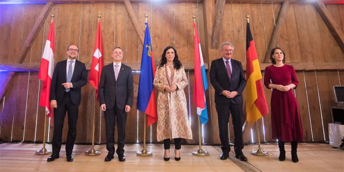 Treffen der deutschsprachigen Aussenminister in Vaduz (v.l.n.r.): Alexander Schallenberg (A), Ignazio Cassis (CH), Dominique Hasler (FL), Jean Asselborn (L) und Annalena Baerbock (D). Ukraine Krieg Cassis Vaduz