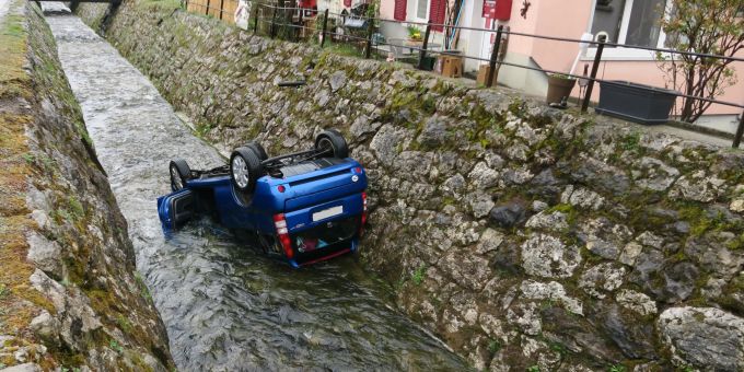 Niederurnen GL: Auto landet in Dorfbach. Niederurnen GL