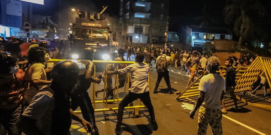 Der Präsident Sri Lankas hat den Notstand ausgerufen. In der Hauptstadt Colombo kam es zuvor bei Protesten wegen der Wirtschaftskrise zu Zusammenstössen mit der Polizei.