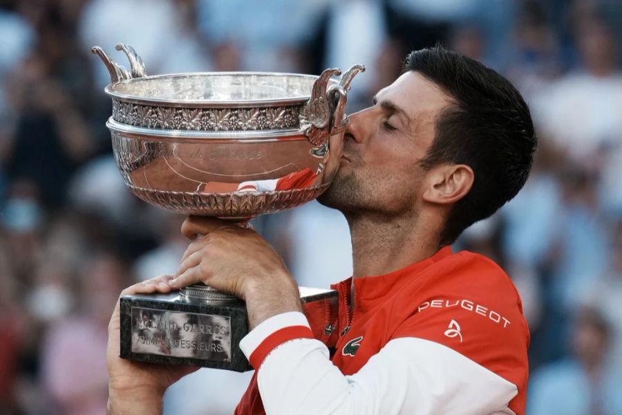 Der Serbe geht als Titelverteidiger in Roland Garros an den Start.