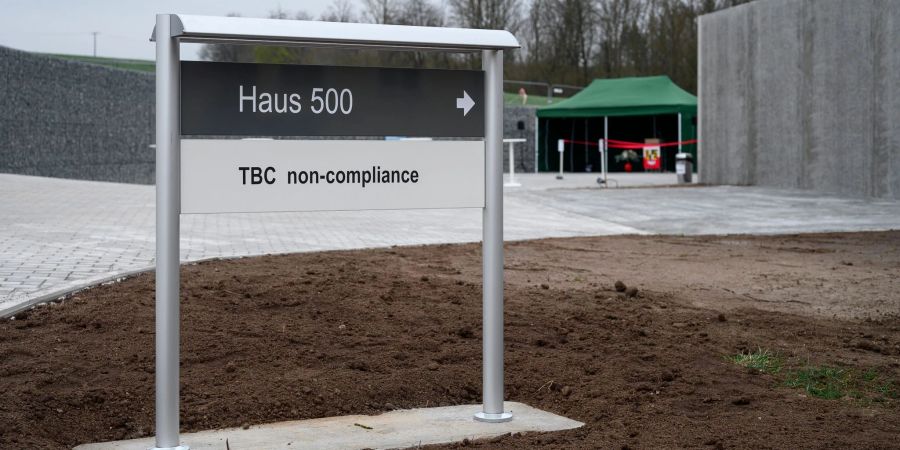 Da Tuberkulose ansteckend ist, können behandlungsunwillige Patientinnen und Patienten per richterlichen Beschluss in die Einrichtung eingewiesen werden.