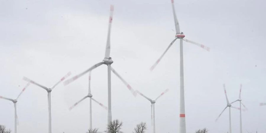 Windräder - Wann fällt die Umlage nach dem Erneuerbare-Energien-Gesetz (EEG)?. Foto: Marcus Brandt/dpa