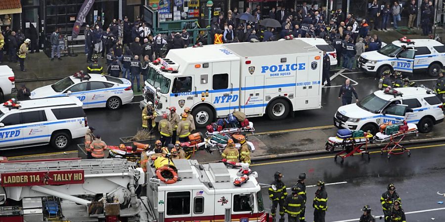 dpatopbilder - Mitarbeiter des New York City Police Department versammeln sich am Eingang einer U-Bahn-Station im New Yorker Stadtteil Brooklyn. Foto: John Minchillo/AP/dpa