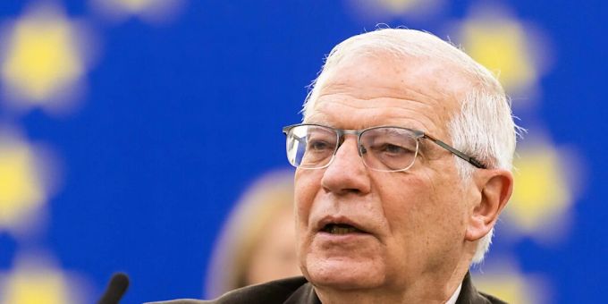 Josep Borrell (PSC), Hoher Vertreter der EU für Aussen- und Sicherheitspolitik und Vizepräsident der Europäischen Kommission, steht im Gebäude des Europäischen Parlaments und spricht. Foto: Philipp von Ditfurth/dpa borrell