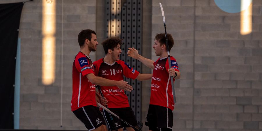 Unihockey Langenthal Aarwangen: Herren NLB, Jubel nach Traumtor von Lukas Moser (v.l.n.r Isaia Schneeberger, Matthias Reinmann, Lukas Moser). - Langenthal