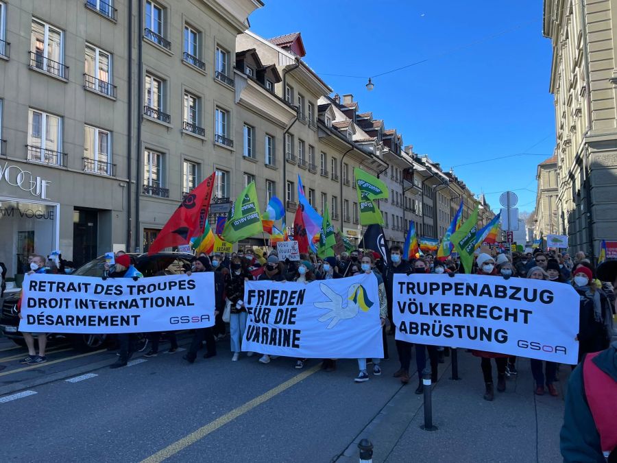 Der gesamte Umzug marschiert von der Schützenmatte in Richtung Innenstadt.