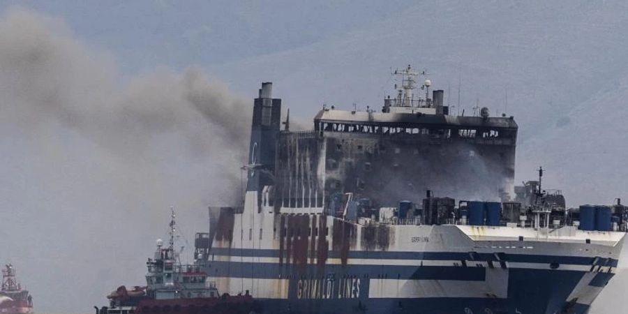 Rauch steigt von der unter italienischer Flagge fahrenden Autofähre «Euroferry Olympia» auf (Archivbild). Auf dem Schiff wurden weitere Leichen entdeckt. Foto: Petros Giannakouris/AP/dpa