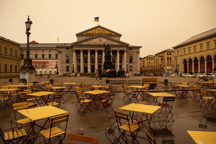 Über dem Max-Joseph-Platz und der Staatsoper in München (D) zieht schlechtes Wetter mit Saharastaub auf, das den Himmel gelb-orange färbt.