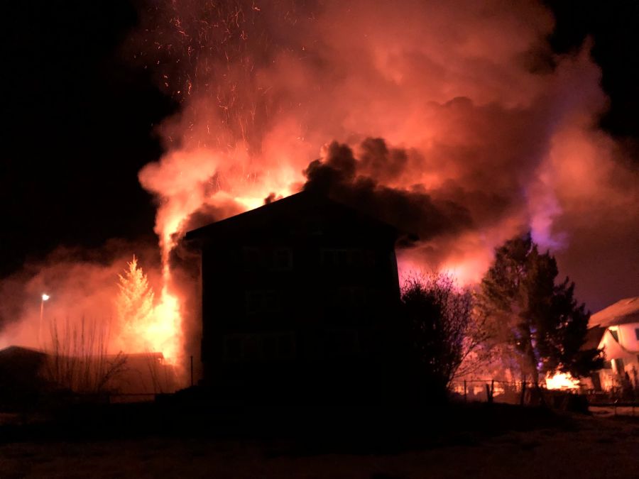 Das Feuer griff nicht auf umliegende Häuser über.