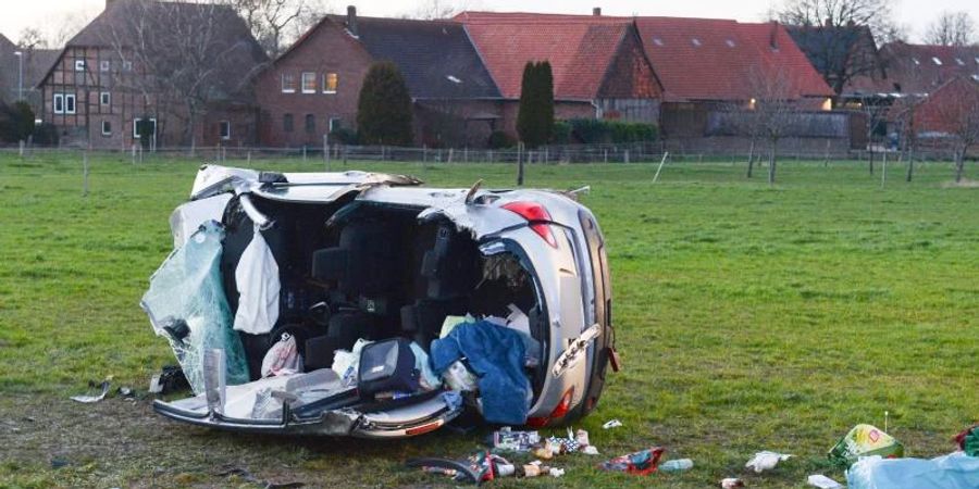 Bei einem Frontalzusammenstoss zweier Autos bei Barsinghausen sind zwei Kinder ums Leben gekommen. Foto: Frank Tunnat/dpa