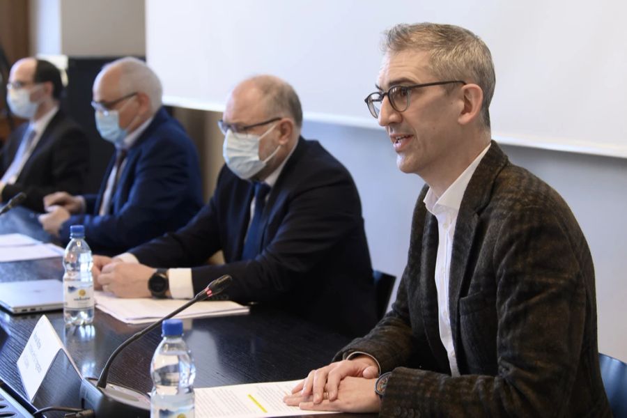 Pierre Alain Schnegg, Mitte-links, und Generalsekretär GSI Yves Bichsel, links, informieren zur aktuellen Lage.