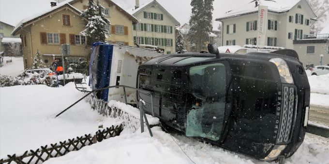 Am Wagen, dem Anhänger sowie an der Strasseneinrichtung entstand Sachschaden. Unfall