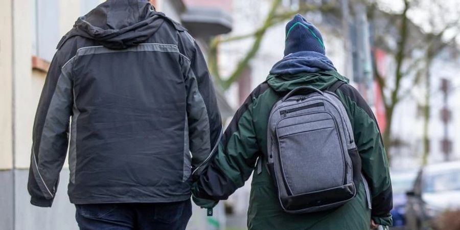 Freunde oder Familienmitglieder sind in Verschwörungsmythen verfangen und leugnen Corona. Was tun?. Foto: Dieter Menne/dpa