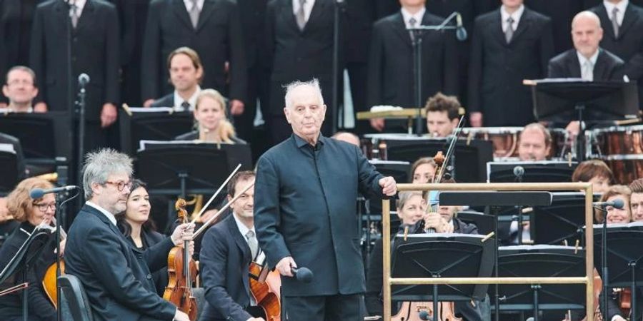 Daniel Barenboim mit der Staatskapelle Berlin und dem Staatsopernchor 2021 auf dem Bebelplatz. Foto: Annette Riedl/dpa