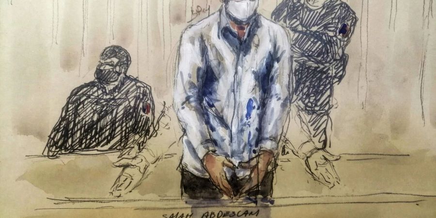 Diese Gerichtszeichnung zeigt den Hauptangeklagte Salah Abdeslam (M) während einer Sitzung des Pariser Sondergerichts zum Prozess zu den Anschlägen vom 14. November 2015 in Paris, bei dem mehr als 130 Menschen getötet wurden.