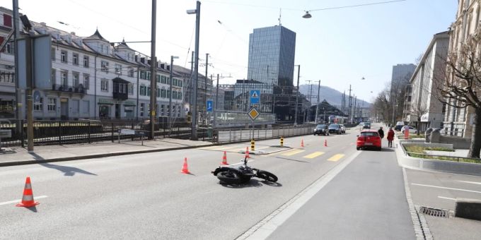 Motorradfahrerin kollidiert mit Personenwagen.