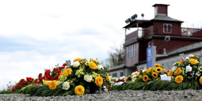 Blumen vor Gedenkstätte von ehemaligem KZ Buchenwald kz