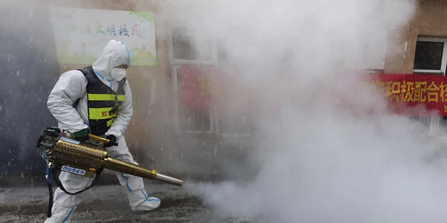 In China sind die Corona-Fälle in den letzten Tagen massiv gestiegen. Die Behörden versuchen mit Desinfektionsmassnahmen das Virus zu bekämpfen. (Archivbild)