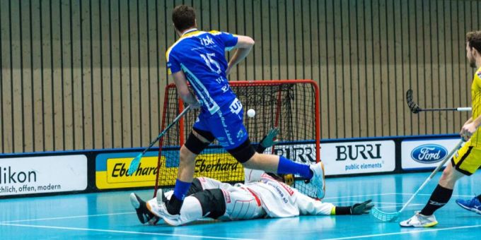 Kloten-Dietlikon Jets schiesst ein Tor gegen UHT Eggwil. Kloten-Dietlikon Jets Unihockey