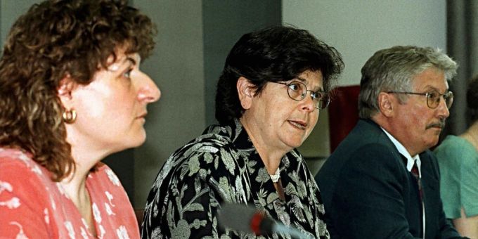 Uschi Waser im Jahr 1998 (links) neben alt Bundesrätin Ruth Dreifuss und dem Forscher Roger Sablonier. Waser