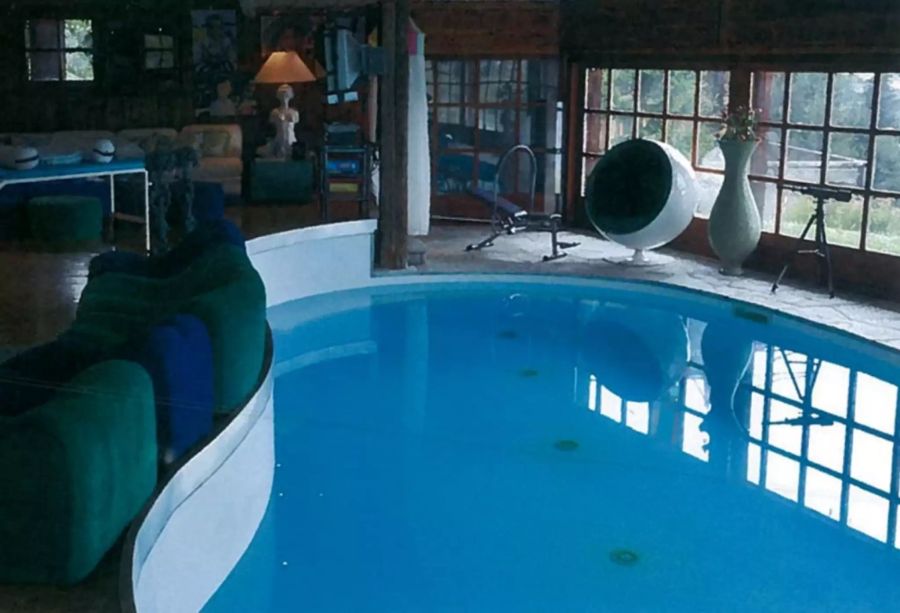 Andrews Chalet hat einen Innen-Pool.