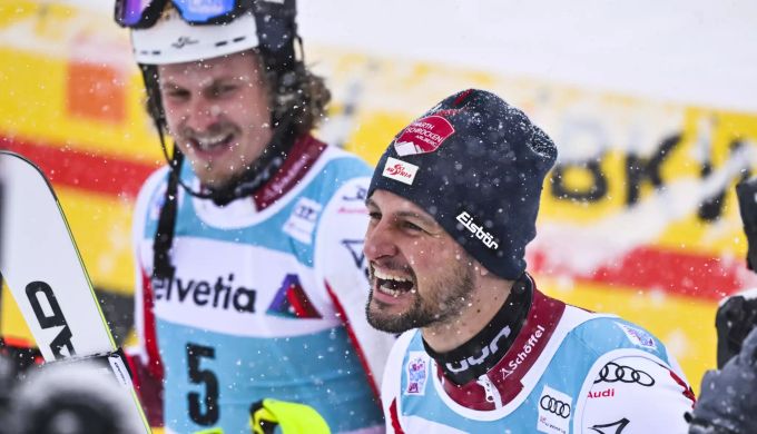 Johannes Strolz feiert seinen Überraschungssieg im Slalom von Adelboden. Johannes Strolz Adelboden Slalom