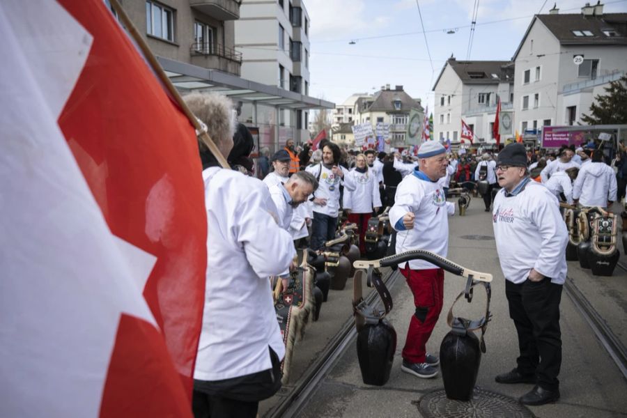 Freiheitstrychler demonstrieren gestern Samstag in Oerlikon ZH gegen die Massnahmen gegen das Coronavirus. Die Gruppe ist zerstritten.